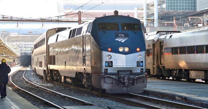 Ein Amtrak-Zug wartet am Gleis