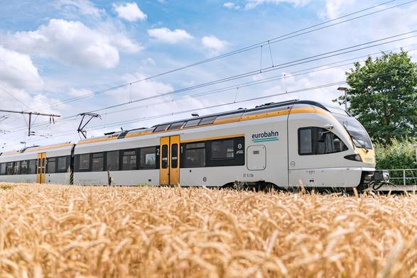 Zu sehen ist ein Ständer mit Zeitungen, das Bild verblasst an den Rändern