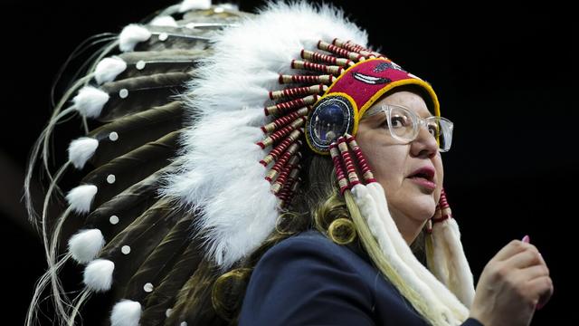 La cheffe nationale de l'APN, Cindy Woodhouse Nepinak, portant une coiffe autochtone. La cheffe nationale de l'APN, Cindy Woodhouse Nepinak, portant une coiffe autochtone.