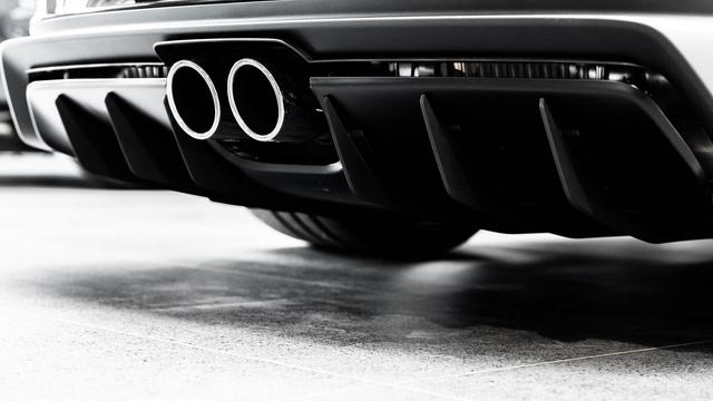 Ansicht eines Hecks eines Porsche 911 GT3 Touring in einem Autohaus mit einem Doppelrohrauspuff Ansicht eines Hecks eines Porsche 911 GT3 Touring in einem Autohaus mit einem Doppelrohrauspuff