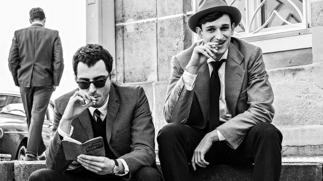 Nouvelle Vague. (L-R) Guillaume Marbeck as Jean Luc Godard and Aubry Dullin as Jean-paul Belmondo in Nouvelle Vague. Cr. Jean-Louis Fernandez/Courtesy of Netflix