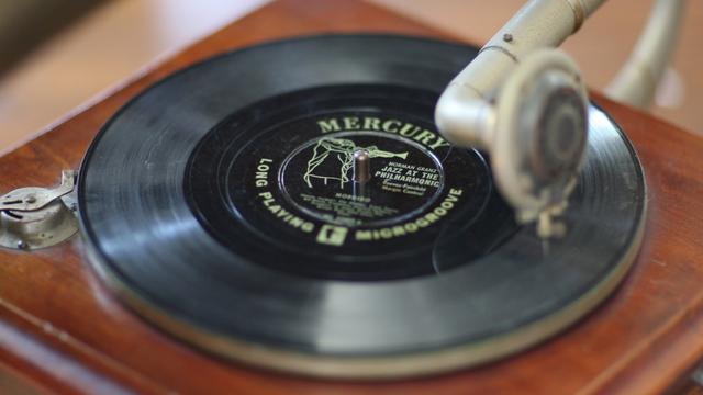 NEW YORK, NEW YORK--MAY 20: General view of vintage turntables and needles playing a 78 RPM vinyl album on May 20, 2009 in New York City.  (Photo by Al Pereira/Getty Images/Michael Ochs Archives)