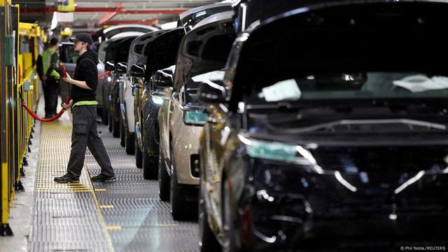 A member of staff works on the production line at Jaguar Land Rover’s factory in Solihull, UK, 15 December 2022. | Image: Phil Noble/REUTERS A member of staff works on the production line at Jaguar Land Rover’s factory in Solihull, UK, 15 December 2022. | Image: Phil Noble/REUTERS