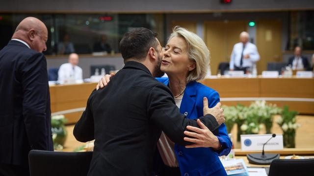 Präsident Wolodymyr Selenskyj wird am 23.10.2025 beim EU-Gipfel in Brüssel von der Chefin der EU-Kommission, Ursula von der Leyen, herzlich empfangen