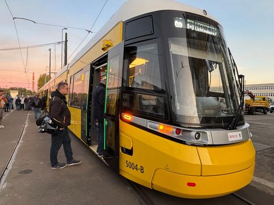 Einsteigen bitte: Ein neuer Urbanliner steht auf dem BVG-Betriebshof Lichtenberg zur Besichtigung bereit. Die Straßenbahn von Alstom in Bautzen bietet 92 Sitz- und 220 Stehplätze.