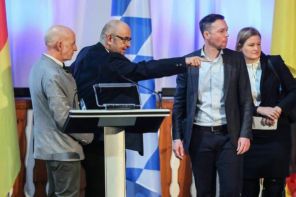 Der Vize-Landesvorsitzende Martin Böhm (AfD, l-r), der Landesvorsitzende Stephan Protschka, Landtagsmitglied Christoph Maier und Karin Ebner-Steiner, Fraktionsvorsitzende der AfD im Bayerischen Landtag, diskutieren auf der Bühne beim Landesparteitag der AfD Bayern im Hippodrom.