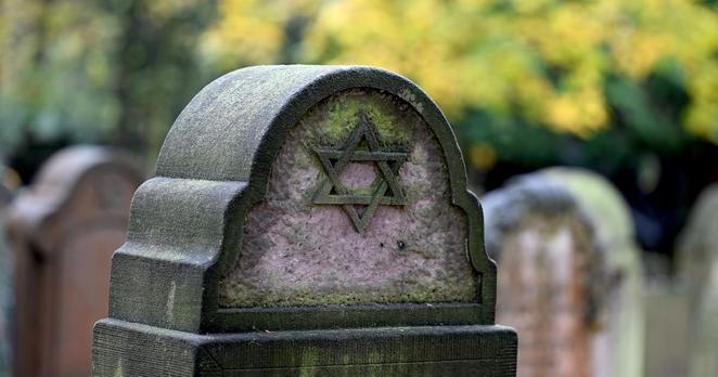Moos wächst auf einem Grabstein auf dem Jüdischen Friedhof. In der Pogromnacht am 9. November 1938 wurden in ganz Deutschland jüdische Geschäfte, Gotteshäuser und andere Einrichtungen in Brand gesetzt oder beschädigt. Historiker gehen von mehr als 1300 Menschen aus, die in Folge des Pogroms ums Leben kamen.