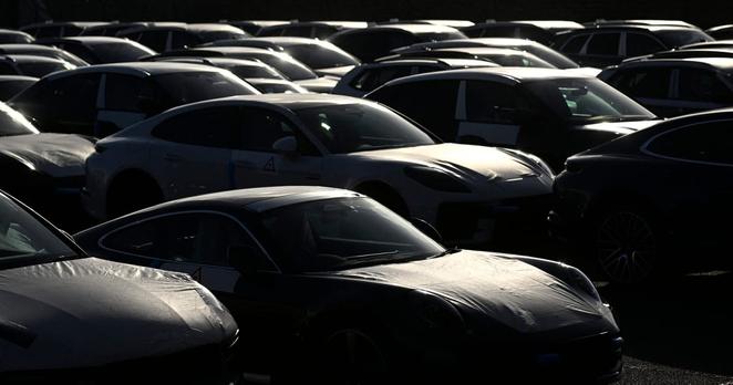 #EU clash looms over #Trump trade deal🖊️ Camille Gijs and Carlo MartuscelliTrumps threat to hike tariffs on European autos confirms the judgment of a majority of EU lawmakers that he cant be trusted.