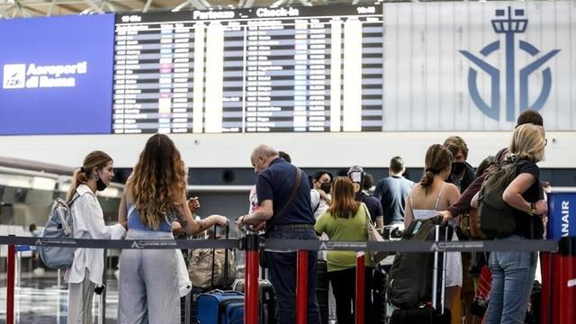 Today: Il paradosso dei voli low cost in piena crisi: perché su alcune tratte i prezzi scendono (fino al 44)Mentre il costo del cherosene raddoppia e lEuropa apre alle riserve Usa per evitare il blackout dei rifornimenti, le compagnie aeree rispondono con sconti aggressivi, seppur non su tutte le tratte. Laviazione europea sta infatti vivendo un paradosso: con lo Stretto di Hormuz chiuso ormai da...The paradox of low-cost flights during a crisis: why prices sometimes fall (up to 44)As kerosene prices double and Europe opens to US reserves to avoid supply shortages, airlines are responding with aggressive discounts, although not on all routes. European aviation is indeed experiencing a paradox: with the Strait of Hormuz closed for...#upto44 #Europe #European #Hormuz 