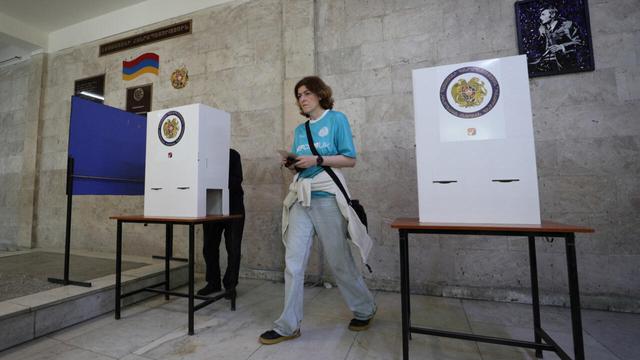 ⚡ NEWSArmenia holds election testing pivot away from RussiaArmenian polls open to test Prime Minister Nikol Pashinyans strategy of loosening ties with Russia. The Kremlin is accused of attempting to sway the vote and hinder Armenias EU ambitions, drawing parallels to its actions preceding the Ukraine invasion.📰 #EU #Diplomacy #Geopolitics #GeoWire