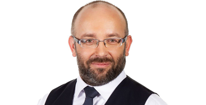 PŘEZBROJOVÁNÍ? JEN KRÁDEŽ ERÁRNÍCH PENĚZ BEZ PLÁNU. VIDLÁK K MILITARIZACI EKONOMIKY #EU. Politický komentátor Daniel Sterzik (Vidlák) zhodnotil pro neČT24 přezbrojování Evropy, o kterém aktivně mluví politici. „Neviděl jsem ani jeden nový tank, ani jeden betonový kryt kolem elektrické rozvodny, ani jeden protiletadlový komplet vedle Dukovan. Dokonce jsem neviděl ani žádná děla Caesar