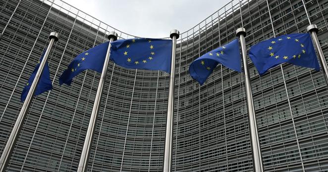 Europe must choose between AI and climate goals, data center lobby says유럽 데이터센터 협회는 유럽이 AI 기술 주권을 지키려면 기후 목표보다 AI 인프라 확장에 우선순위를 둬야 한다고 주장한다. 현재 유럽의 전력망과 재생에너지 인프라가 AI 데이터센터 수요를 감당하기에 부족해, 단기적으로는 탄소 배출이 많은 가스 발전소에 의존할 수밖에 없다는 입장이다. 이에 반해 환경단체들은 가스 발전 확대가 기후 위기를 악화시킨다며 반대하고 있다. 유럽은 AI 경쟁력 확보와 지속가능성 사이에서 정책적 딜레마에 직면해 있다. #datacenters #energy #climate #europe