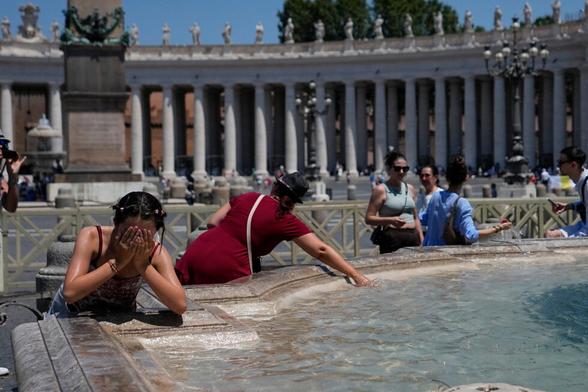 France experienced around 1,000 additional deaths last week amid the record-breaking heat wave that hit much of Europe. Heres more from @AssociatedPress: #HeatWave #ClimateChange