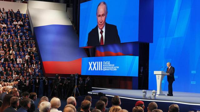 ⚡ NEWSUkrainian drone strike ignites Russian oil refineryDebris from downed Ukrainian drones sparked a blaze at a major Russian oil refinery. President Putin acknowledged the country is in a difficult period as Ukraine intensifies long-range attacks on military facilities to choke fuel supplies.📰  #Military #OilEnergy #Geopolitics #GeoWire