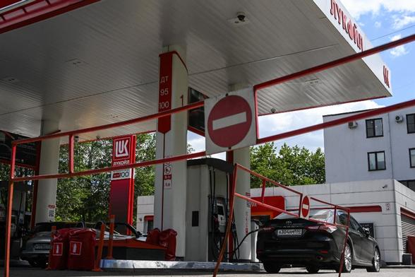 KYIV POST: Ukraine Wants EU to Target Countries Selling Gasoline to Russia  Ukraine is discussing a new sanctions mechanism with the European Commission that could discourage countries from exporting gasoline and other petroleum products to Russia. The proposal came as Ukrainian strikes heavily disrupted Russian gasoline production, with fuel sales restrictions reported at gas stations nationwide. #Ukraine #Europe #Energy