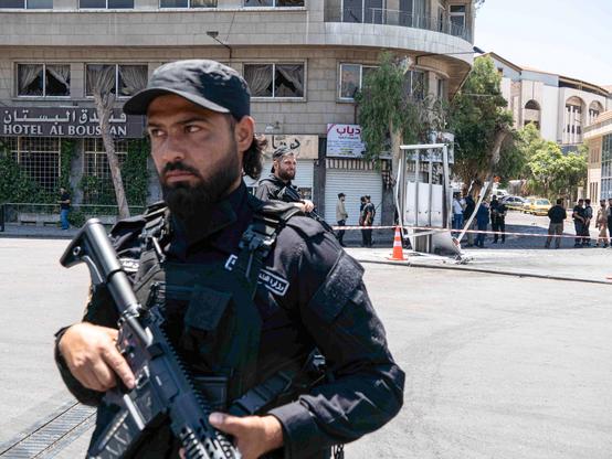 ⚡ NEWSSyria arrests cell behind Damascus bombings during Macron visitSyrian authorities claim to have arrested a cell responsible for terrorist bombings in Damascus. The explosions occurred on Tuesday, coinciding with the visit of French President Emmanuel Macron to the Syrian capital.📰 #Diplomacy #Geopolitics #GeoWire