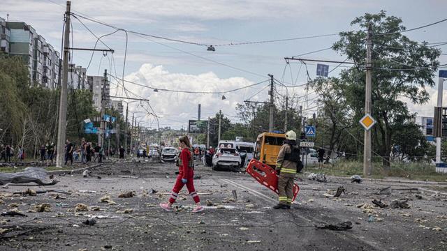 🟠 UPDATERussian missile and drone strikes on Kyiv wound 11Russian attacks killed six people, including a child, and wounded dozens. Moscow launched over 120 drones and 12 missiles, straining Ukraines air defense.📰 #Military #Geopolitics #GeoWire