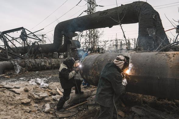 KYIV INDEPENDENT: Zelensky urges energy sector to speed up winter preparedness During a meeting with Energy Minister Denys Shmyhal on July 12, President Volodymyr Zelensky stressed the need to take additional "more decisive" steps to protect Ukraines energy infrastructure and emphasized the importance of robust winter preparedness plans for communities and regions. #Ukraine