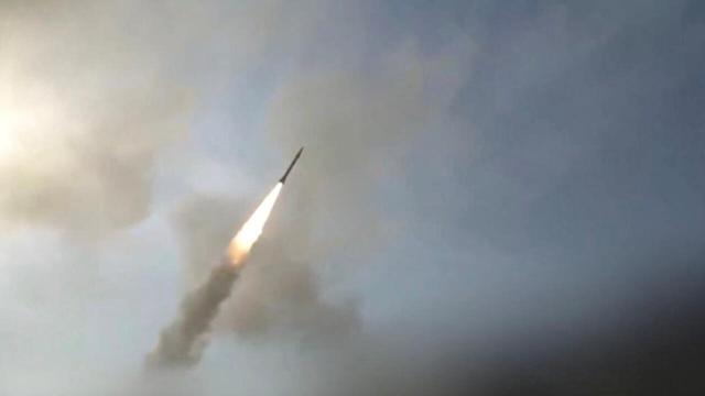 🟠 UPDATETrump warns Iran of continued strikes until deal reachedUS launched strikes on Bandar Abbas, Qeshm island, and Ahvaz. Iran retaliated with attacks reported in Jordan, Kuwait, and Bahrain. US naval blockade on Iranian ports resumed.📰 #USA #Military #Geopolitics #GeoWire