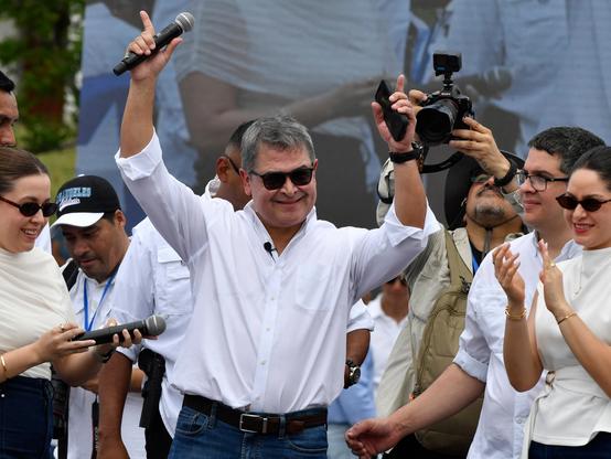 ⚡ NEWSFormer Honduran President Hernandez returns to Honduras after Trump pardonFormer Honduran President Juan Orlando Hernandez has returned to Honduras following a presidential pardon granted by Donald Trump. Trump characterized Hernandezs drug-trafficking trial as a political setup orchestrated by the Biden...📰  #Diplomacy #Geopolitics #GeoWire