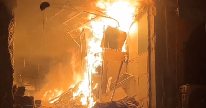 ⚡ NEWSIsraeli strikes displace families in Gaza CityIsraeli military strikes have caused buildings to burn and displaced dozens of families in the Shati refugee camp within Gaza City, highlighting ongoing conflict and humanitarian impact in the region.📰  #Military #Geopolitics #GeoWire