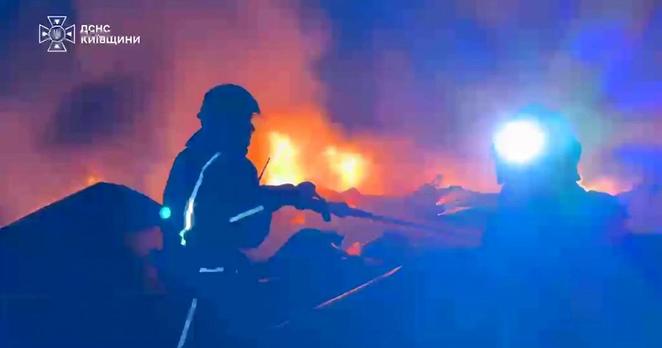 RaiNews: La lotta dei vigili del fuoco ucraini contro il fuoco che avvolge la capitale Kiev dopo i raid russiNotte di attacchi missilistici in UcrainaThe battle of Ukrainian firefighters against the fire engulfing the capital of Kyiv after Russian raids.Missile attack night in Ukraine#Ukrainian #Russian #Ukraine 