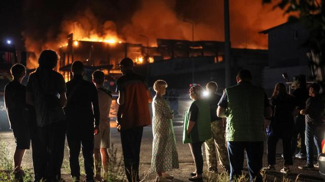 🔴 BREAKINGRussian Missile Strikes on Kyiv and ZaporizhzhiaRussian forces launched missile attacks early Tuesday targeting Kyiv and Zaporizhzhia, Ukraine. The strikes triggered fires in the Ukrainian capital and caused damage to buildings in the southeastern region. Officials confirmed that at least three people were injured in these...📰 #Military #Geopolitics #GeoWire