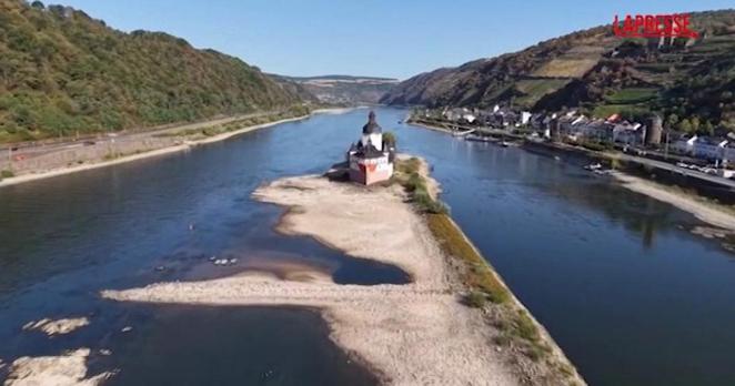 RaiNews: Siccità in Europa, le persone camminano sul letto del RenoIl caldo record non ha risparmiato nemmeno la Germania, prosciugando il fiume: nei pressi di Bingen sono emersi argini e banchi di sabbiaDrought in Europe, people walk on the bed of the Rhine.The record heat didnt spare Germany either, draining the river: near Bingen, dikes and sandbanks emerged.#Europe #Rhine #Germany #Bingen