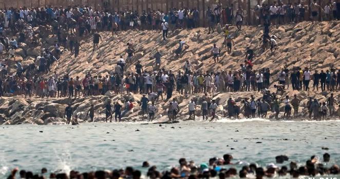🕸glané sur le net🕸 Ceuta : les frontières militarisées de lEurope tuent — cessons de faire des peuples du Sud les gardiens de la misère quon leur impose: Le CADTM international suit avec une profonde indignation et une immense tristesse la tragédie qui… #Ceuta #Migrations #Immigration #EuropeCeuta : les frontières militar...