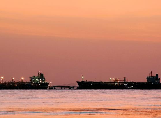 ⚡ NEWSUS Nears Deal for Stake in Venezuelan Oil FieldsThe United States is nearing an agreement to secure a stake in Venezuelan oil fields, according to insiders. The pact aims to bolster US oil supplies for years to come but may face legal challenges.📰  #OilEnergy #Diplomacy #Geopolitics #GeoWire