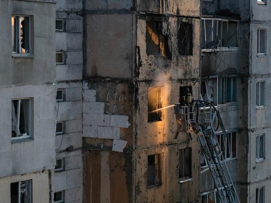 🔴 BREAKINGUkraine Conflict: Casualties in Kyiv and Horlivka Amidst US Diplomatic OutreachTensions persist in the Ukraine-Russia conflict as Kyiv anticipates upcoming talks with US envoys. In a separate incident, a Ukrainian drone strike on a bus in Russian-controlled Horlivka resulted in one death...📰  #Diplomacy #Military #Geopolitics #GeoWire