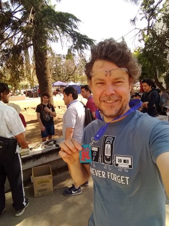 Un extraño ser con un llavero Cyberciruja genuino.