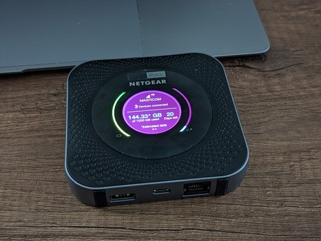 Router screen that shows information about number of connected devices and data usage