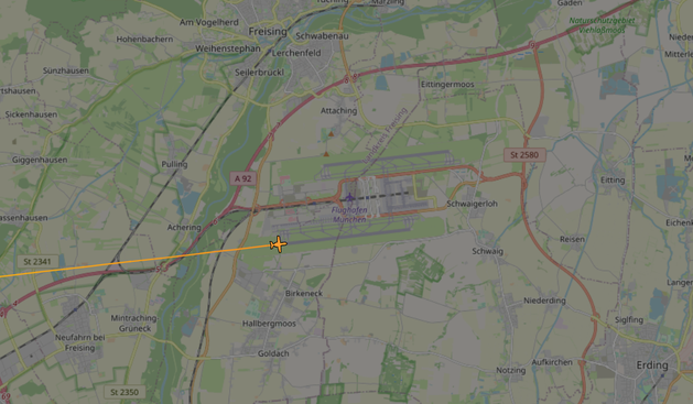Openstreetmap Karte mit dem Münchner Flughafen auf der die Spur eines Flugzeugs zu sehen ist das zur Landung ansetzt.