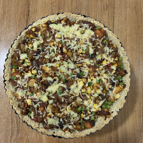 The big pie seen from the top. With its very diverse filling it looks a bit like Pollock got hungry after a painting session and sprinkled cheese over his latest work. The crust looks a bit crumbly and pale but I broke off a small bit and that tasted fine. 
