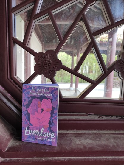 Fenster in der Pagode mit ausgesetztem Jugendbuch