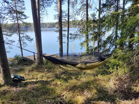 Riippumattoleiri pystytetty järven viereen.