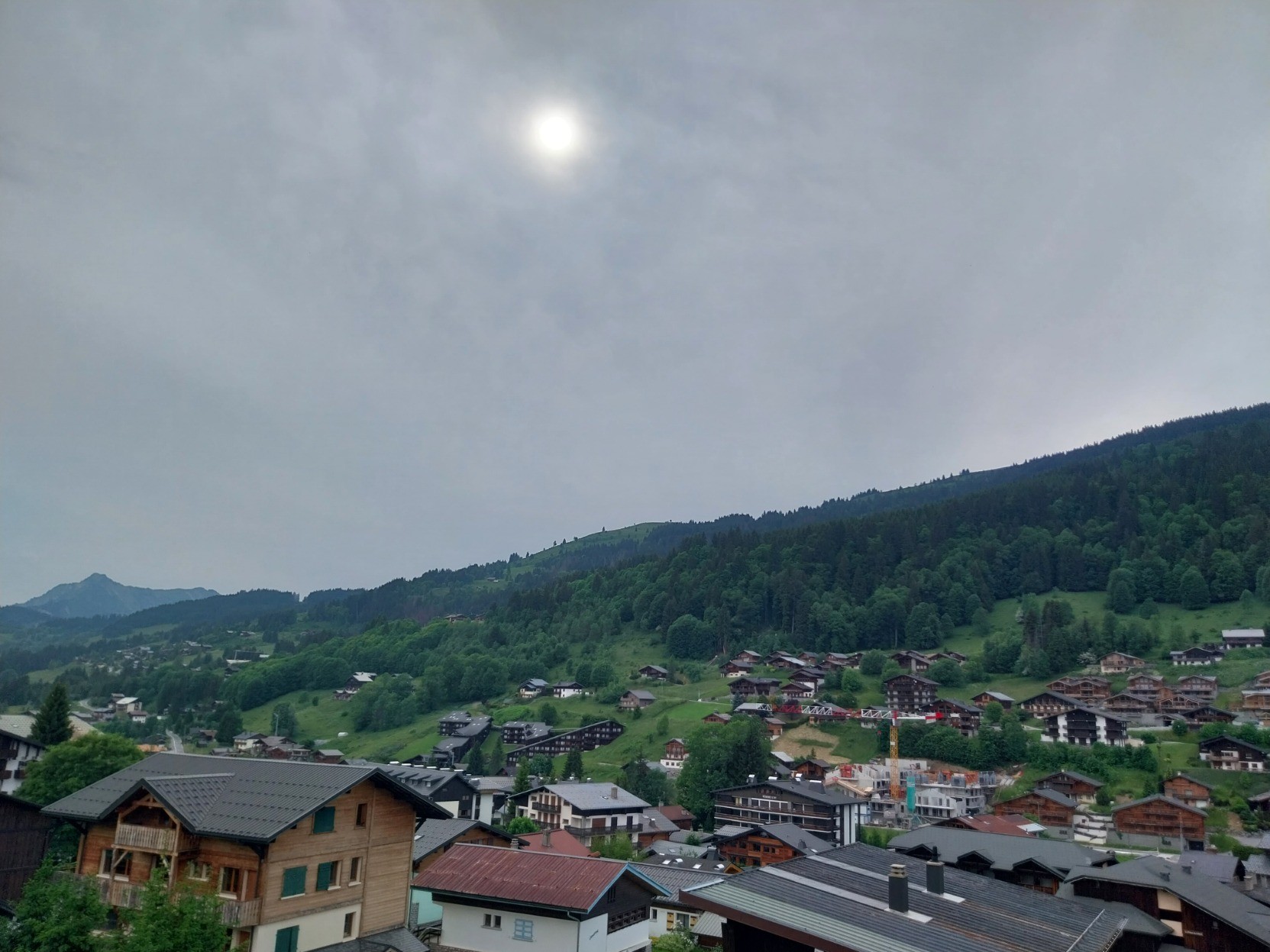 Vue depuis le balcon sur les montagnes alentours