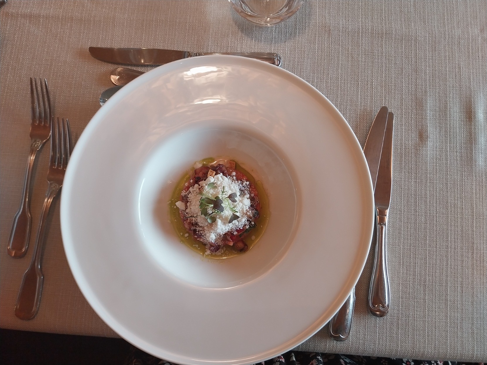 Tomate confite à l'huile d'olive, vinaigre balsamique et parmesan