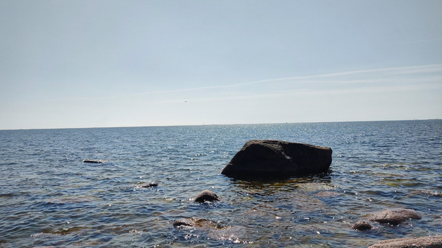 Itämeri ja kivikkoinen ranta