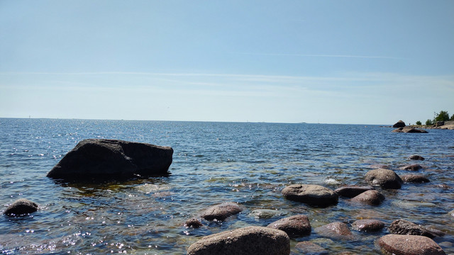Itämeri ja kivikkoinen ranta