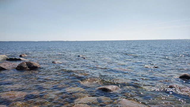Itämeri ja kivikkoinen ranta