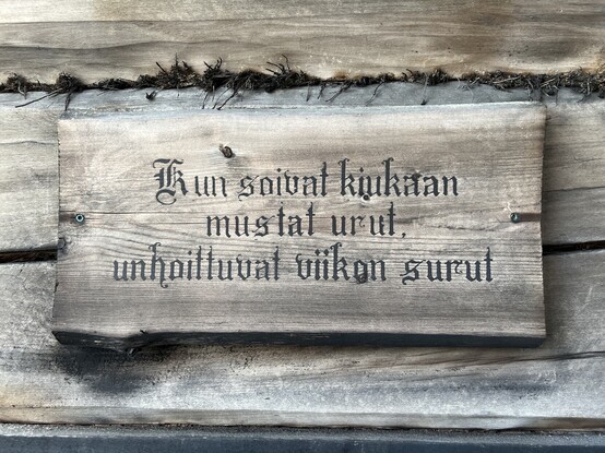 Savusaunan oven kyltissä lukee: ”Kun soivat kiukaan mustat urut, unhoittuvat viikon surut”