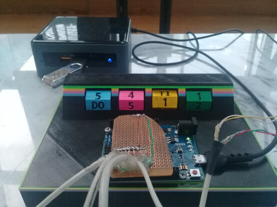 Videojuego con controles alternativos en el Club del Cybercirujeo.