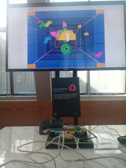 Videojuego con controles alternativos en el Club del Cybercirujeo.