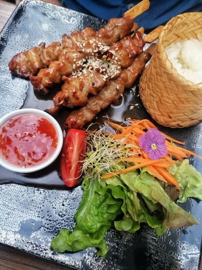 Fleischspieße mit scharfer Sauce und Klebreis