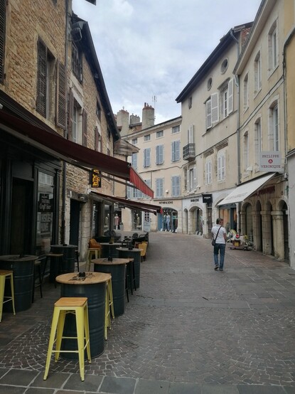 Eine der Straßen in Bourg-en-Bresse mit Kneipen und Läden, von denen viele geschlossen sind.