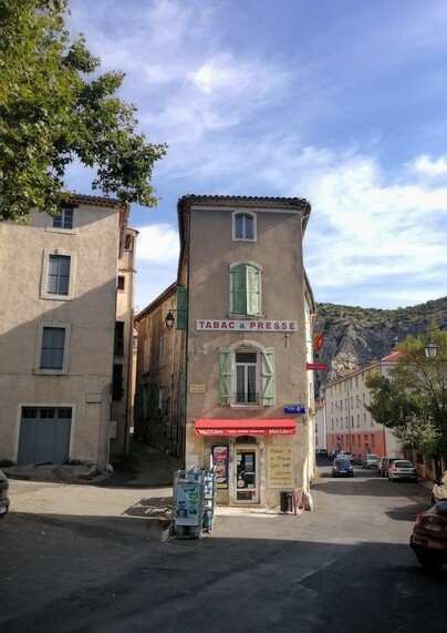 Ein schmales altes Haus, in dem eine Bar Tabac ist. 
