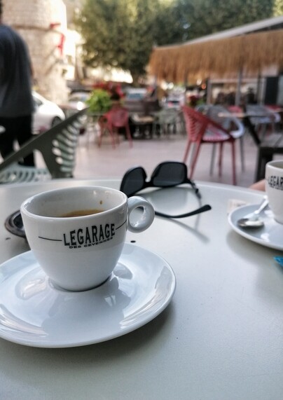 Zwei Espressotassen auf einem Cafétisch. 