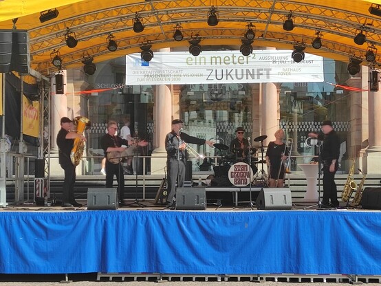 Blaskapelle mit Posaune, Tuba, Trompete, Saxophon,Schlagzeug und Banjo. Bluse und Swing.